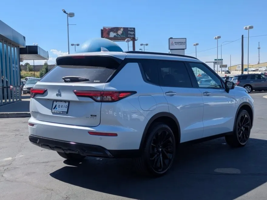 2025 Mitsubishi Outlander SEL Platinum GT photo 1