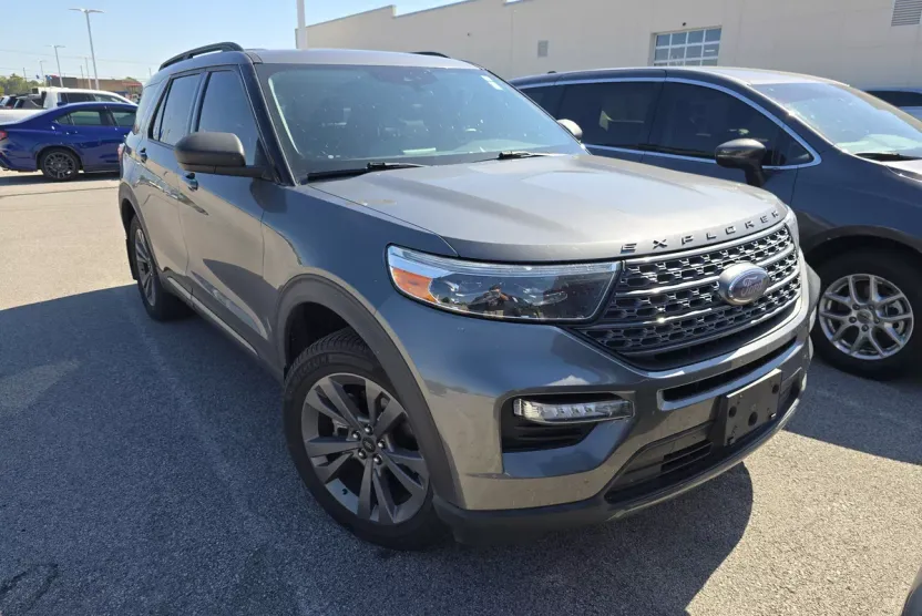 2021 Ford Explorer XLT photo 1