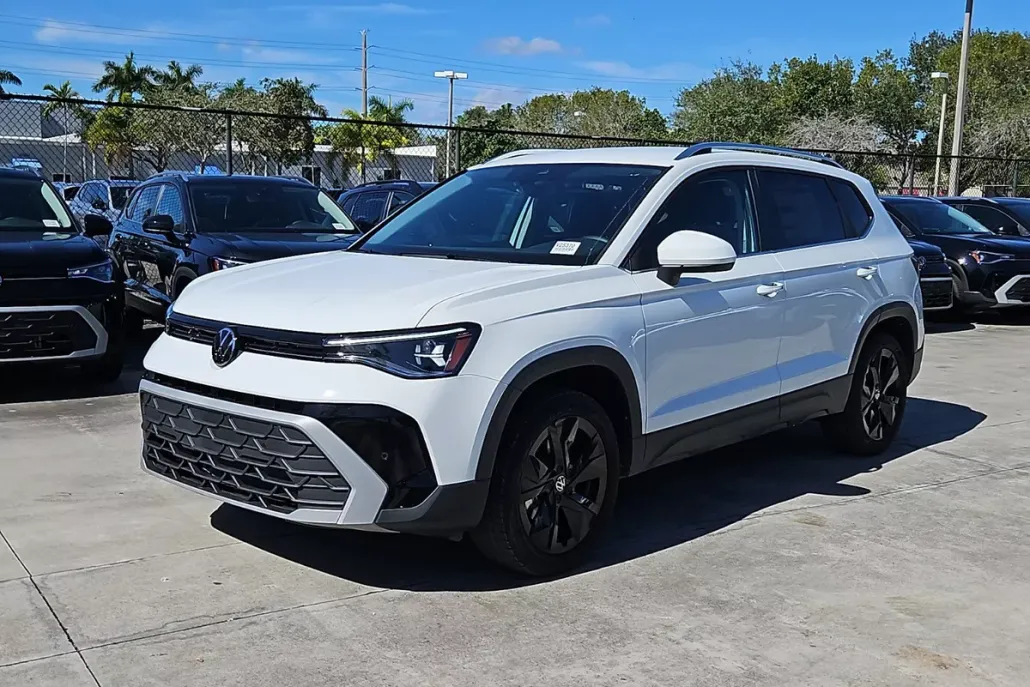 2025 Volkswagen Taos SE photo 1