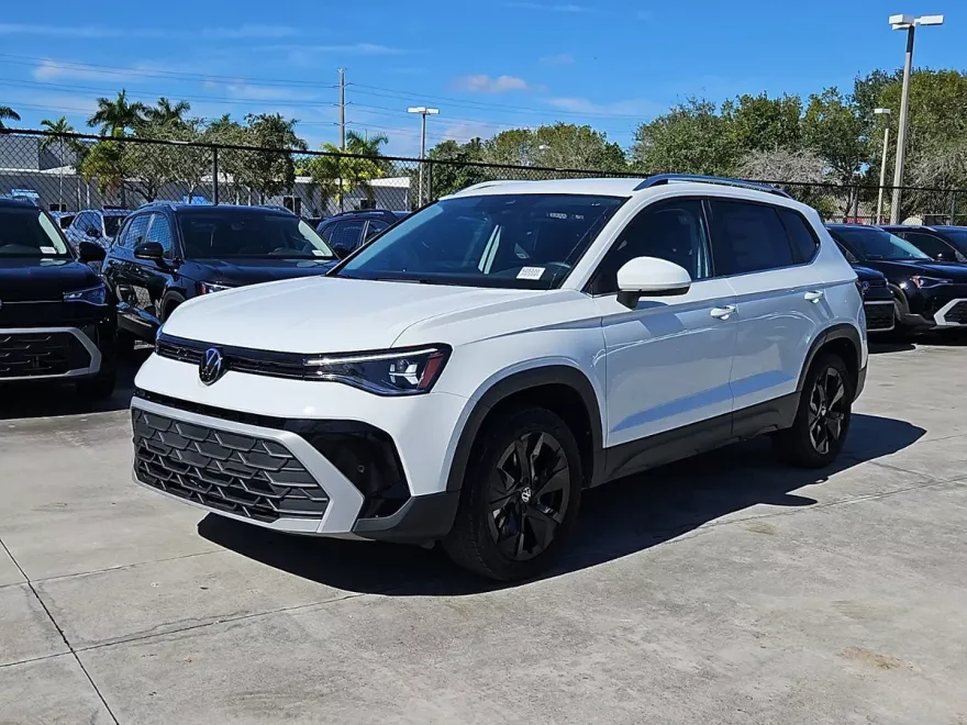 2025 Volkswagen Taos SE photo 1