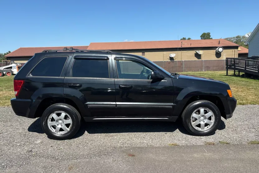 2009 Jeep Grand Cherokee Laredo photo 1
