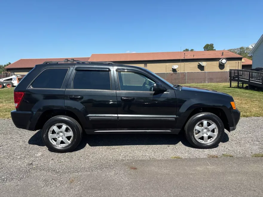 2009 Jeep Grand Cherokee Laredo photo 1