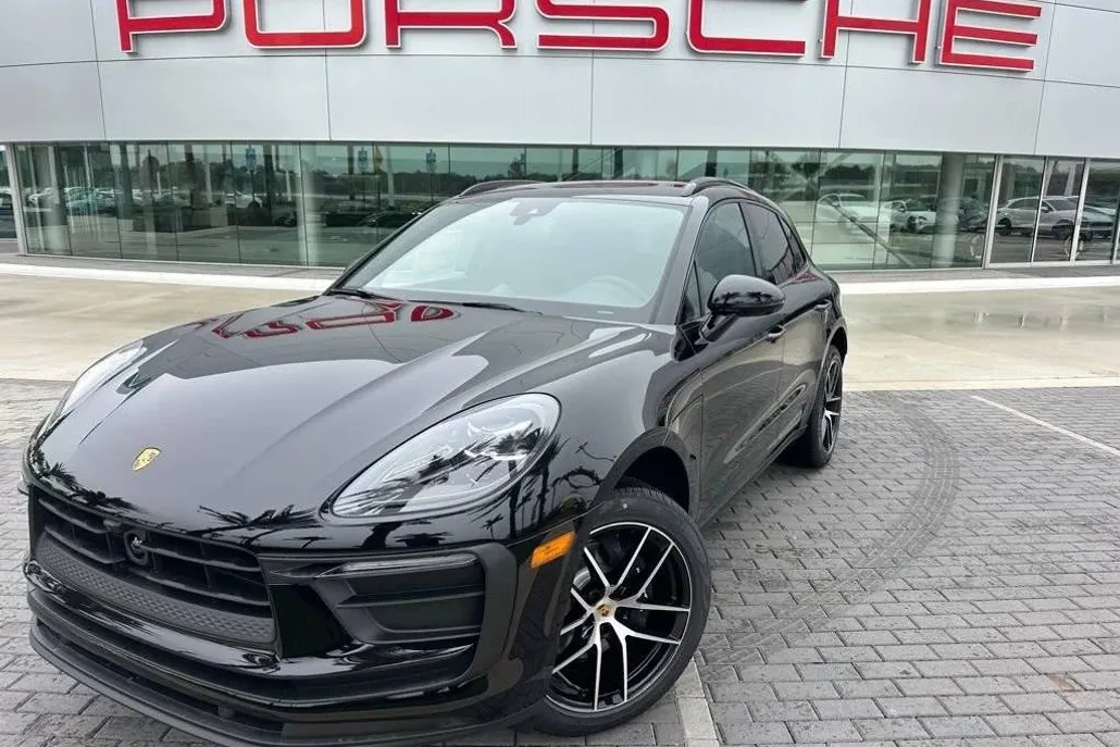 2025 Porsche Macan T photo 1