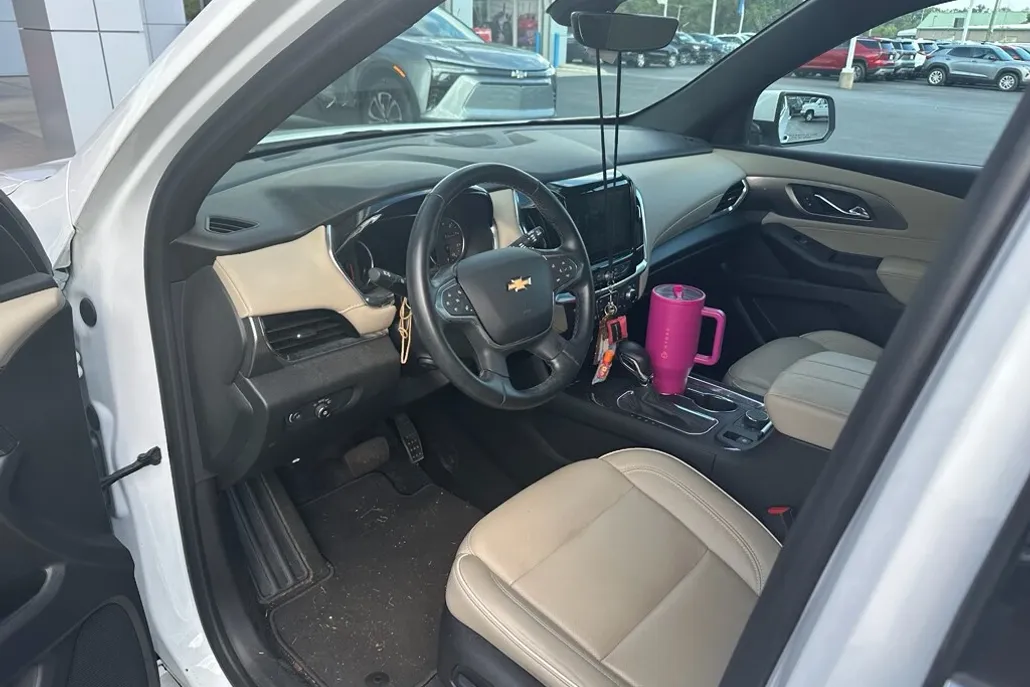 2023 Chevrolet Traverse Premier photo 1