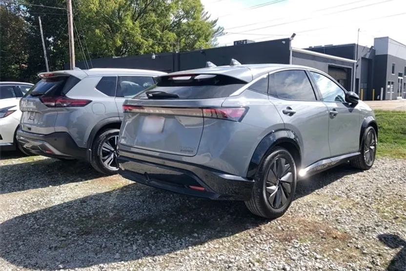 2025 Nissan ARIYA Platinum photo 1