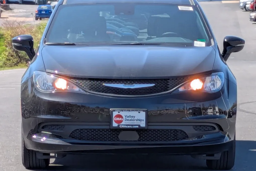 2025 Chrysler Voyager LX photo 1