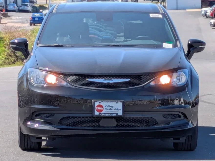 2025 Chrysler Voyager LX photo 1