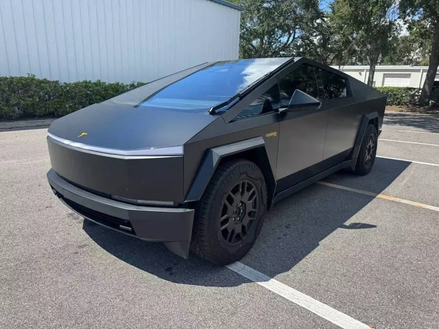 2024 Tesla Cybertruck photo 1