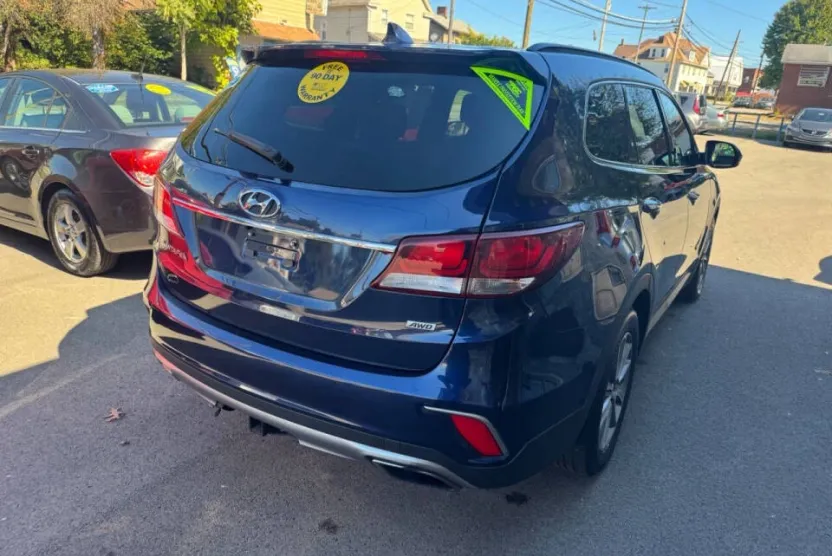 2017 Hyundai Santa Fe SE photo 1