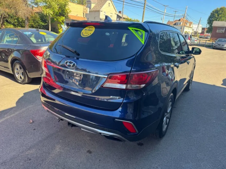 2017 Hyundai Santa Fe SE photo 1