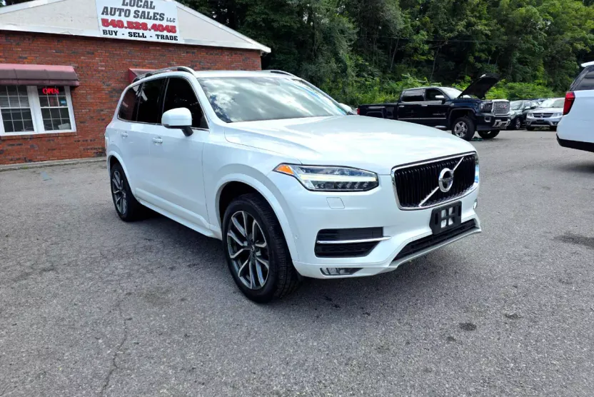 2018 Volvo XC90 T5 AWD Momentum photo 1