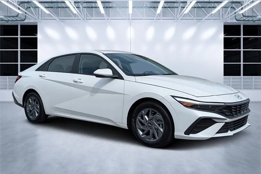 2024 Hyundai Elantra SEL photo 1