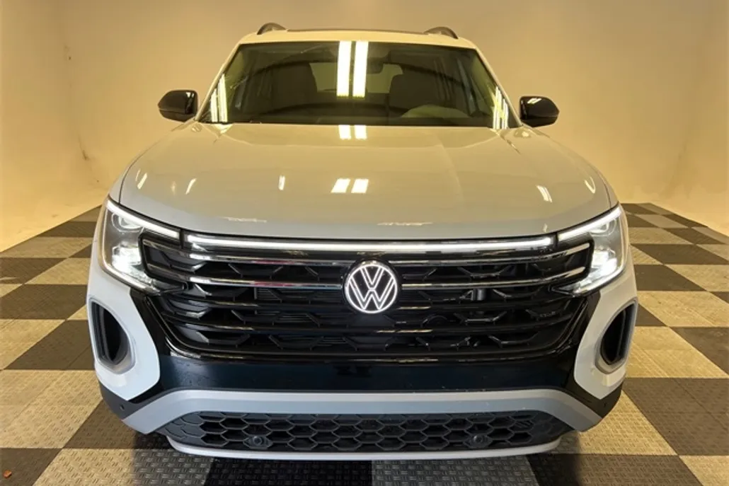 2025 Volkswagen Atlas Peak Edition SE photo 1