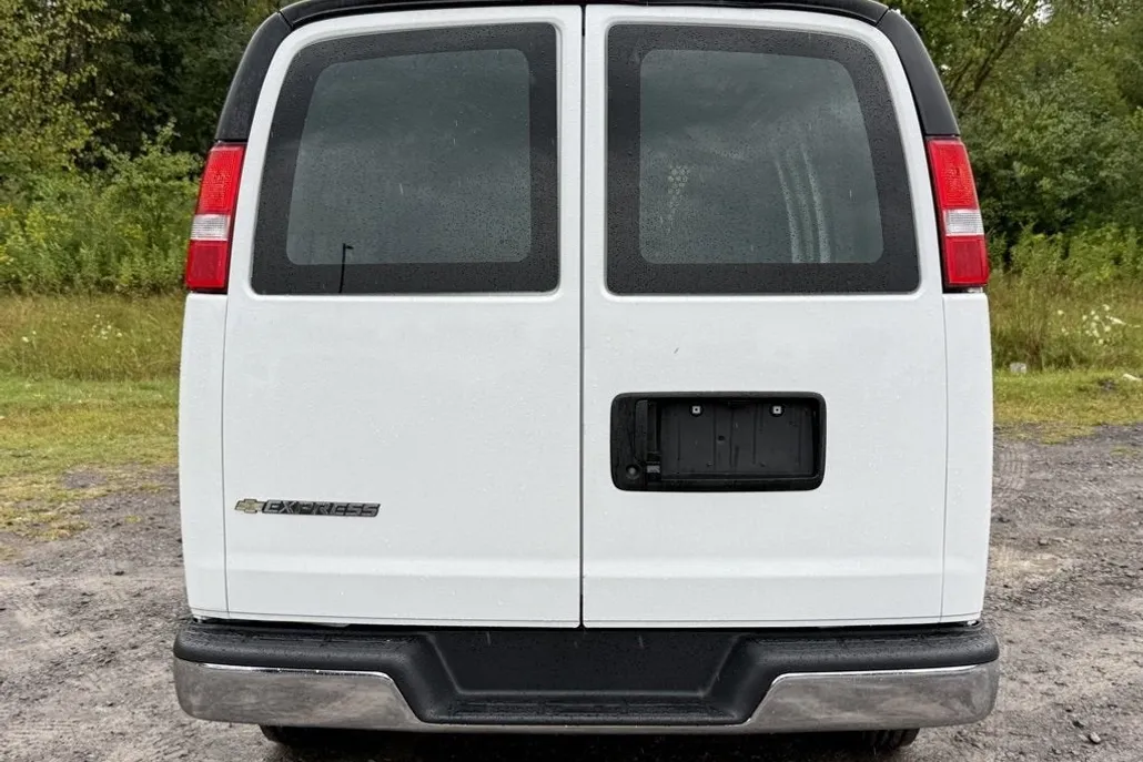 2023 Chevrolet Express Cargo 2500 photo 1