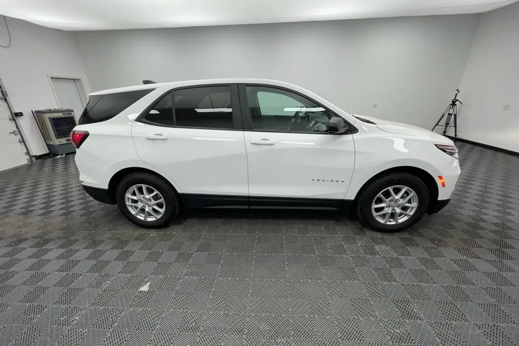 2022 Chevrolet Equinox LS photo 1