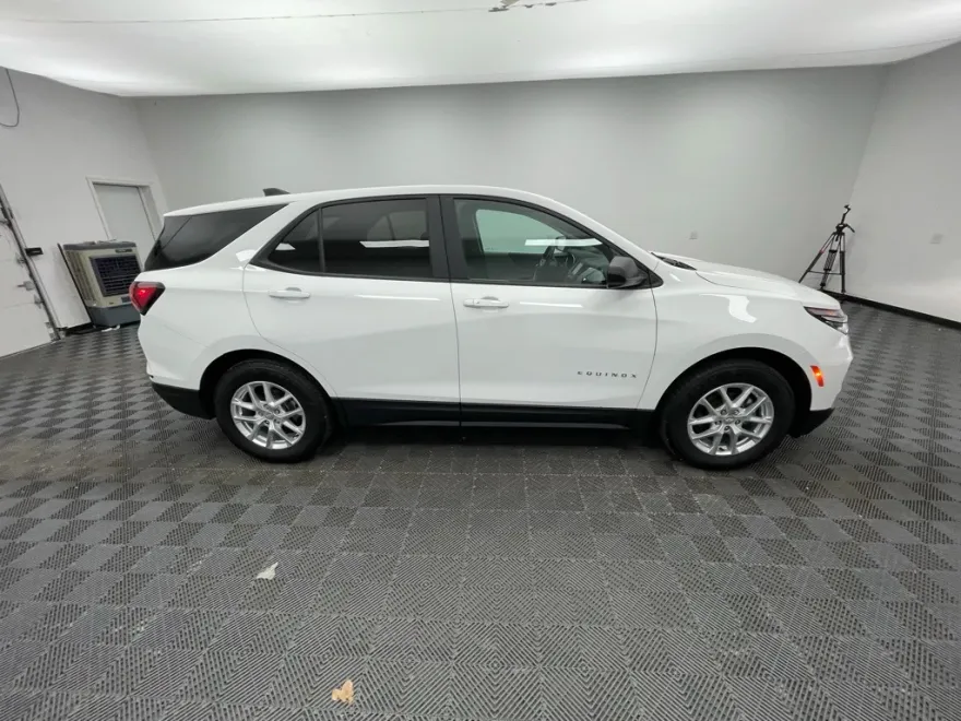2022 Chevrolet Equinox LS photo 1