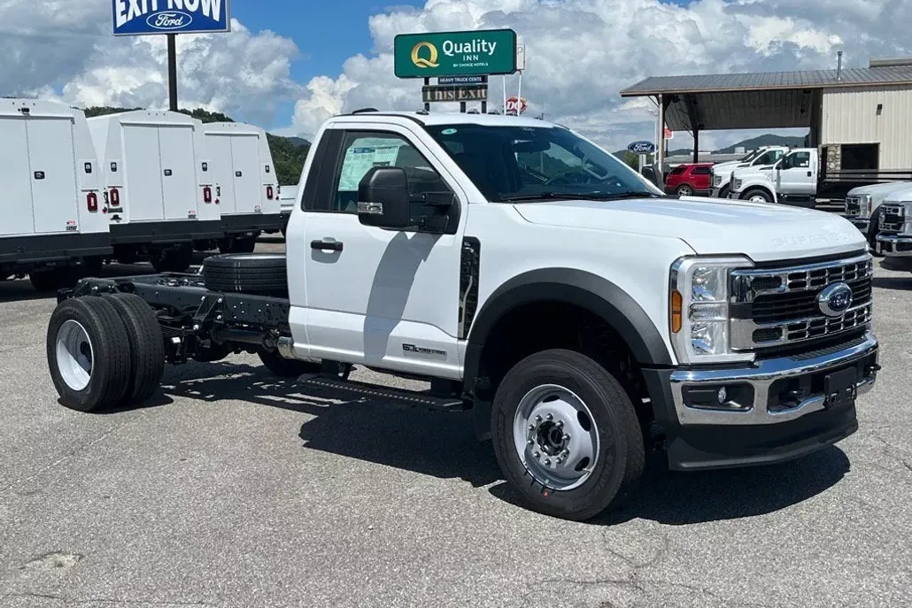 2025 Ford F-600 photo 1