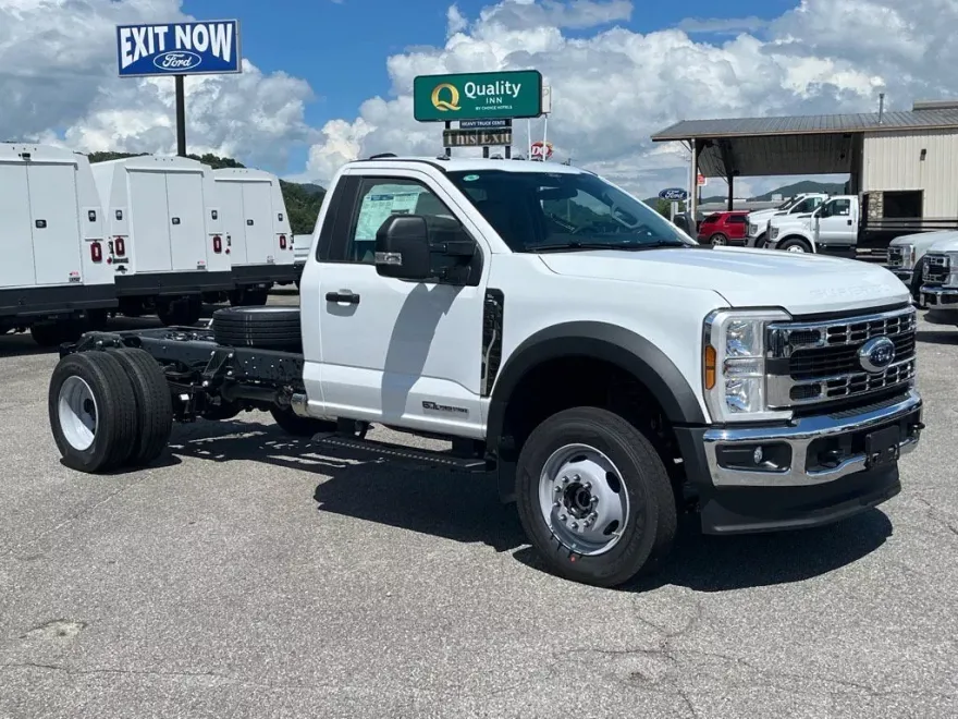 2025 Ford F-600 photo 1
