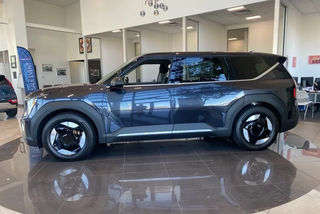 2026 Kia EV9 Light Long Range photo 1