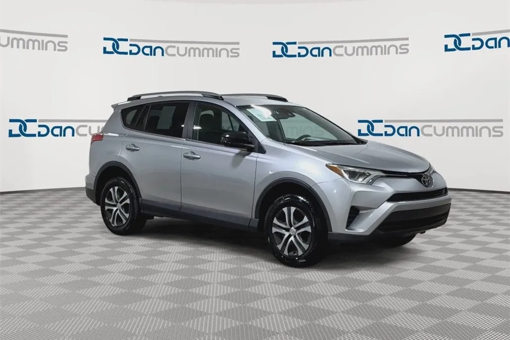 2017 Toyota RAV4 LE photo 1