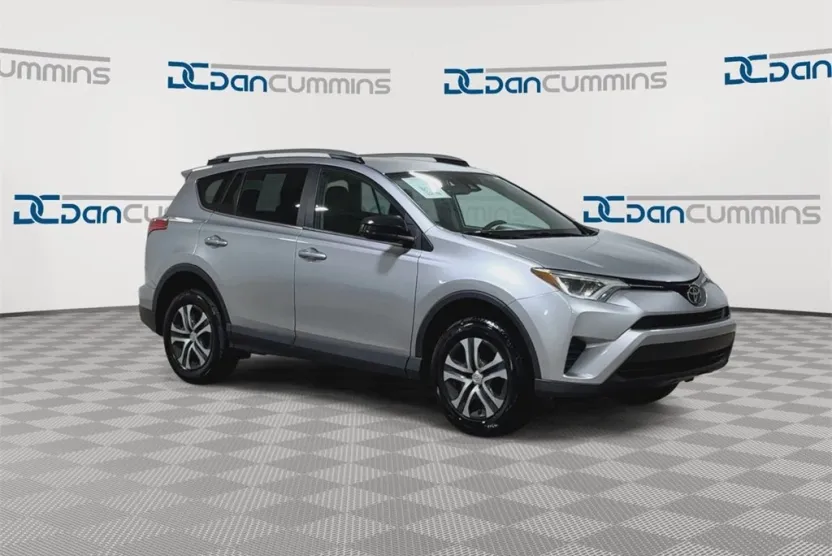 2017 Toyota RAV4 LE photo 1