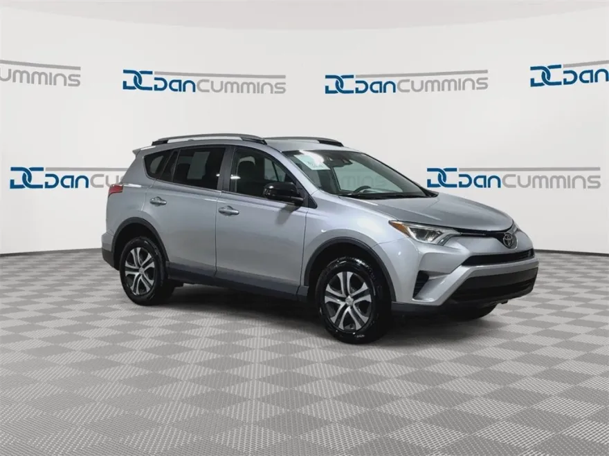 2017 Toyota RAV4 LE photo 1