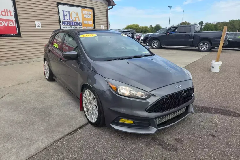 2017 Ford Focus ST photo 1