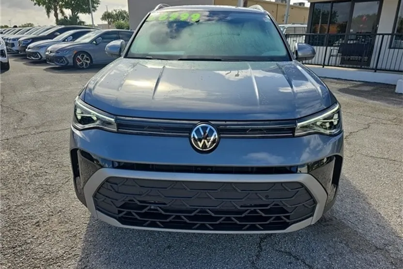 2025 Volkswagen Taos SE photo 1