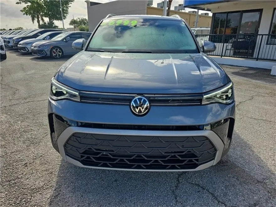 2025 Volkswagen Taos SE photo 1