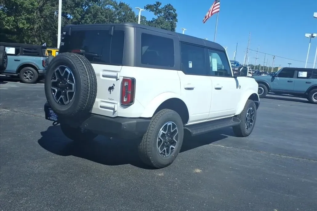 2025 Ford Bronco Outer Banks photo 1