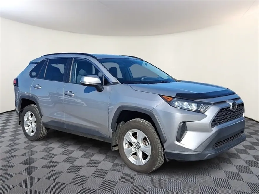 2019 Toyota RAV4 LE photo 1