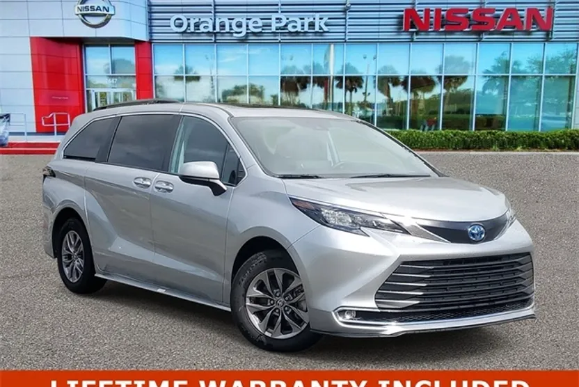 2024 Toyota Sienna XLE photo 1