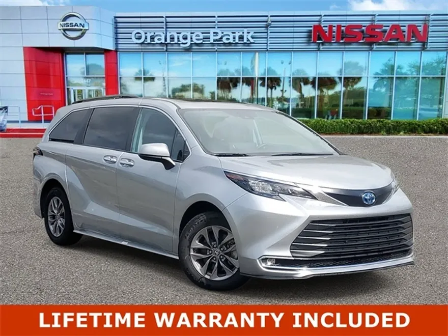 2024 Toyota Sienna XLE photo 1