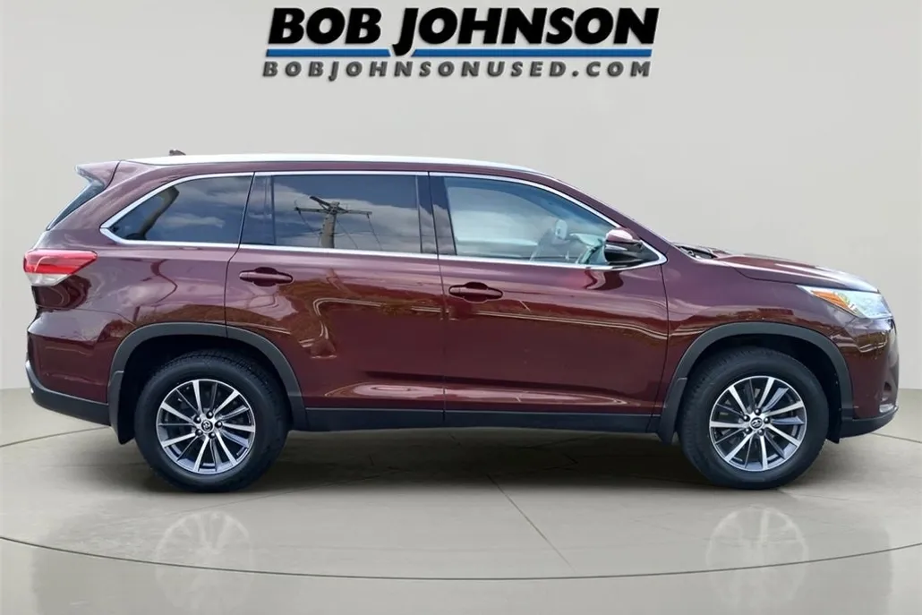 2019 Toyota Highlander SE photo 1