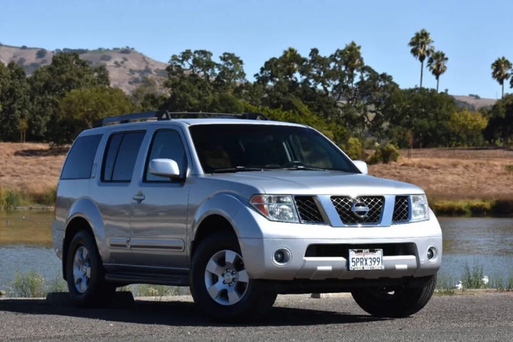 2005 Nissan Pathfinder SE photo 1