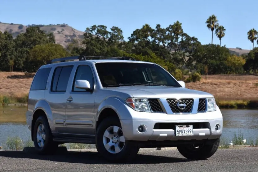 2005 Nissan Pathfinder SE photo 1
