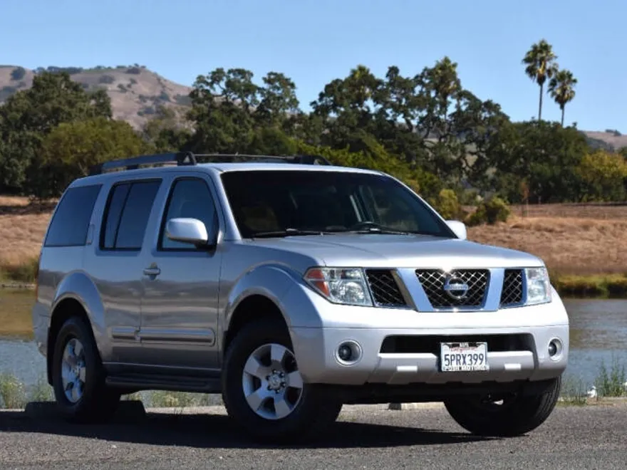 2005 Nissan Pathfinder SE photo 1