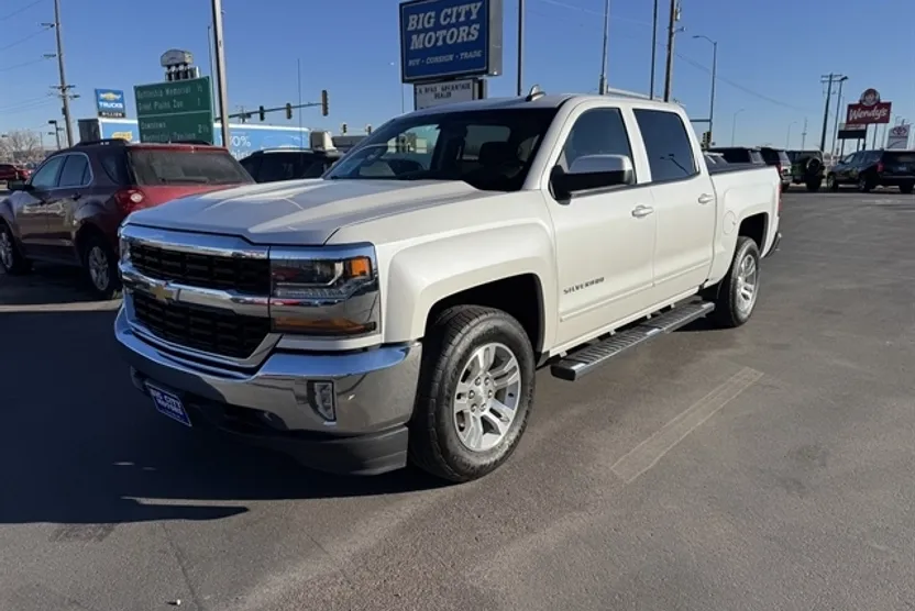 2017 Chevrolet Silverado 1500 LT photo 1