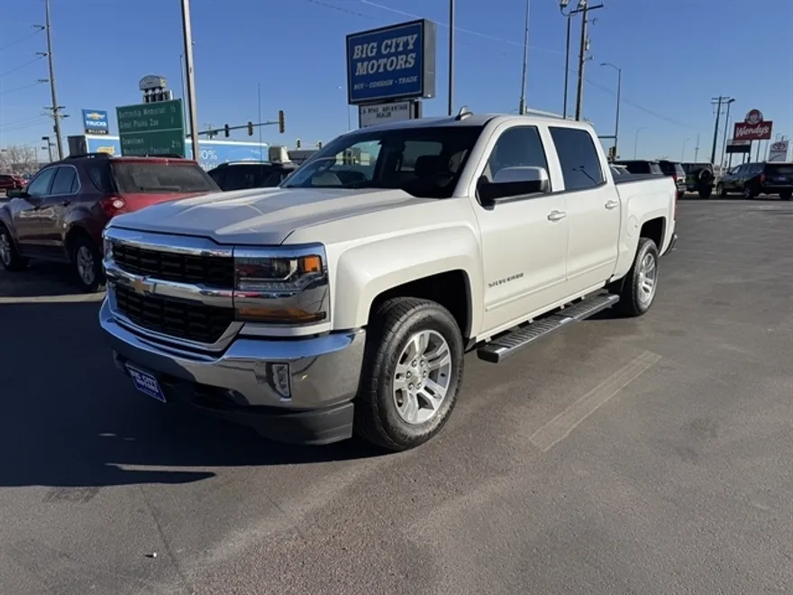 2017 Chevrolet Silverado 1500 LT photo 1