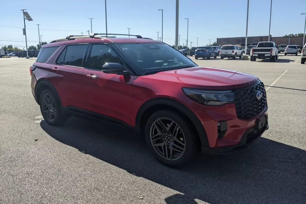 2025 Ford Explorer ST photo 1