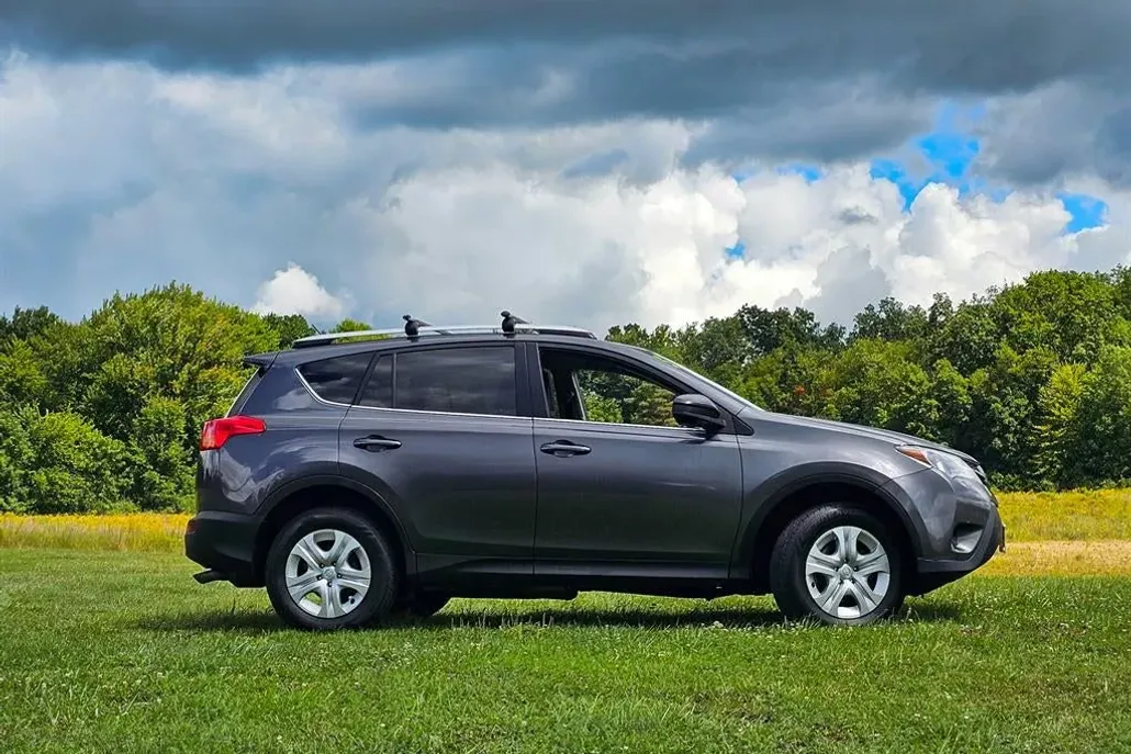 2015 Toyota RAV4 LE photo 1
