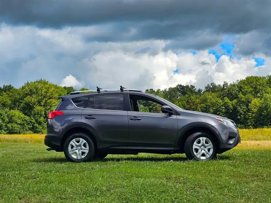 2015 Toyota RAV4 LE photo 1