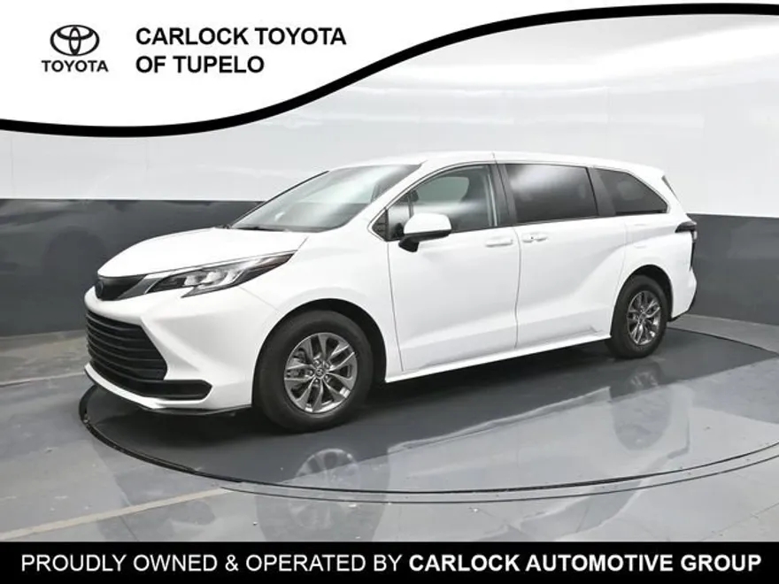2023 Toyota Sienna LE photo 1