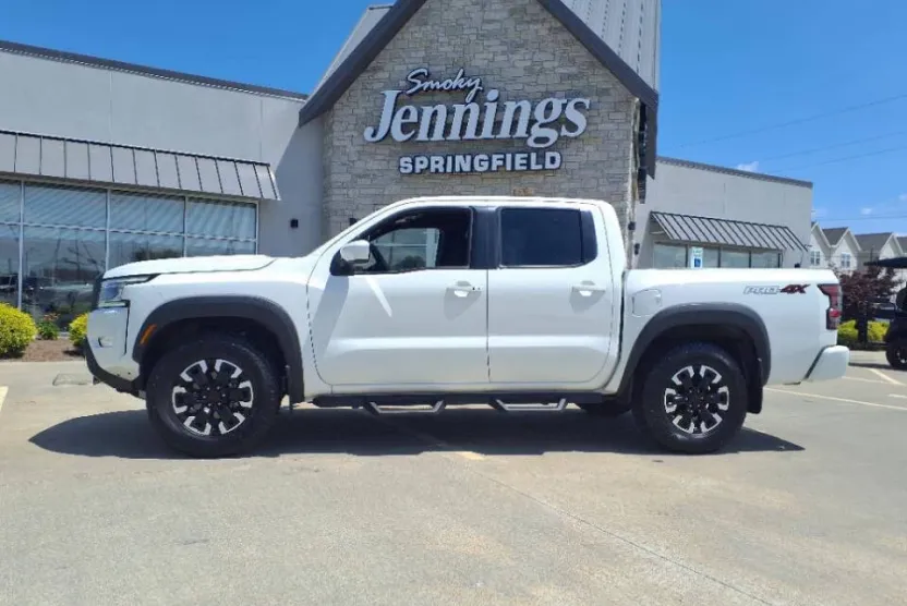 2023 Nissan Frontier PRO-4X Crew Cab photo 1