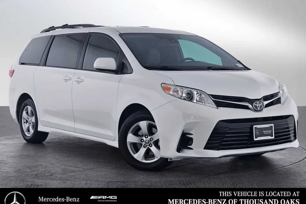 2020 Toyota Sienna LE photo 1