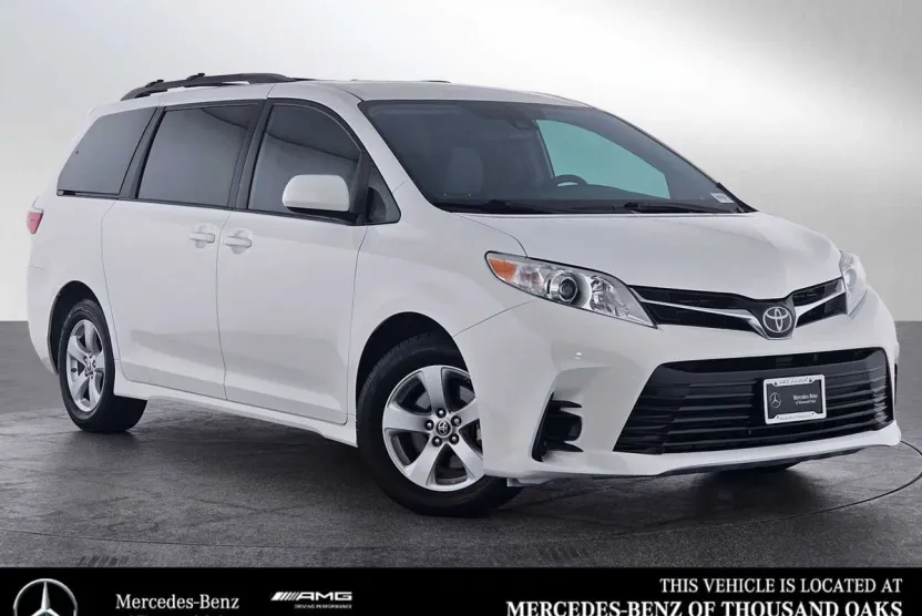 2020 Toyota Sienna LE photo 1