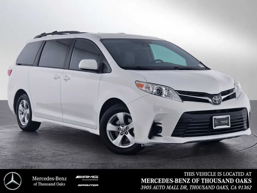 2020 Toyota Sienna LE photo 1
