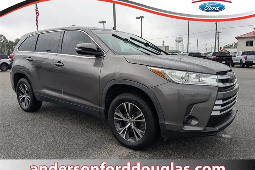 2019 Toyota Highlander LE photo 1