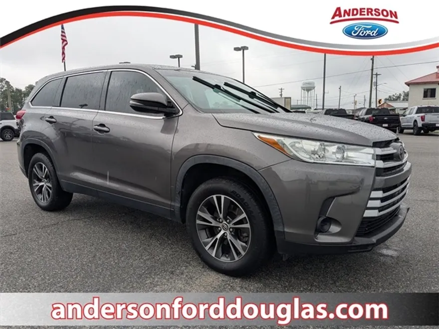 2019 Toyota Highlander LE photo 1