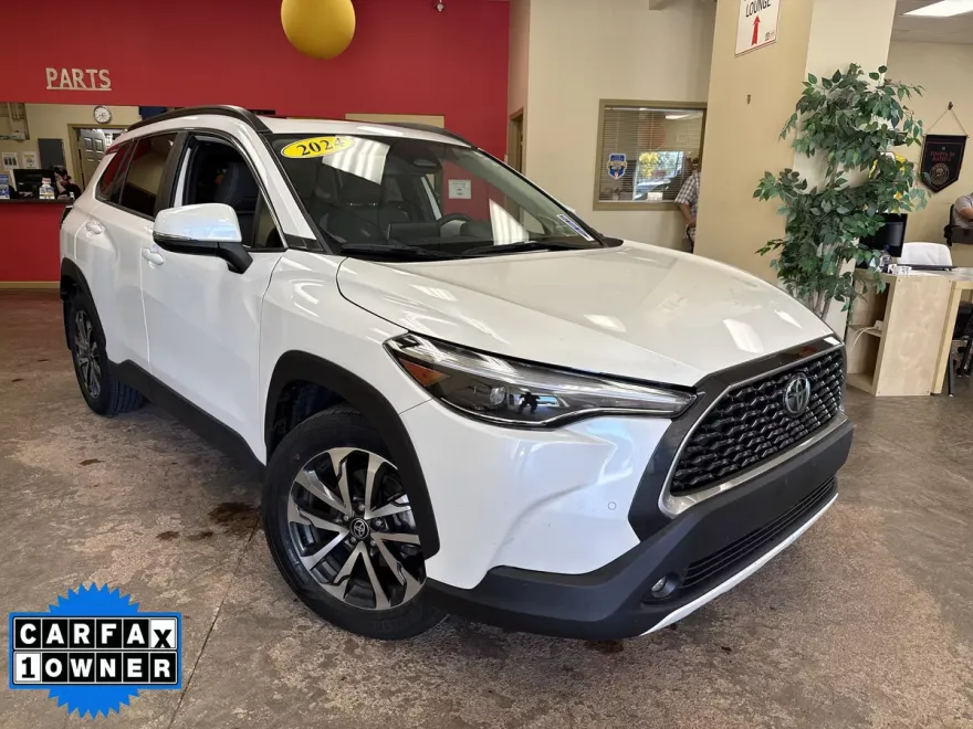 2024 Toyota Corolla Cross XLE photo 1